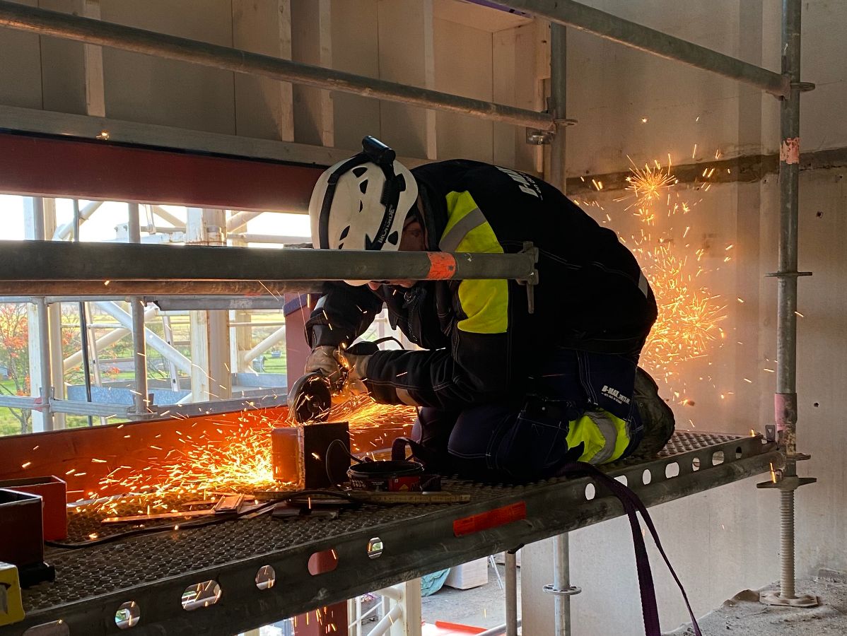 CC Smide och Entreprenad CC Smide slipar stål